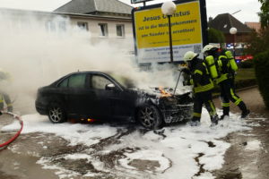 Um an die Brandstellen zu gelangen, wurde das Fahrzeug aufgebrochen